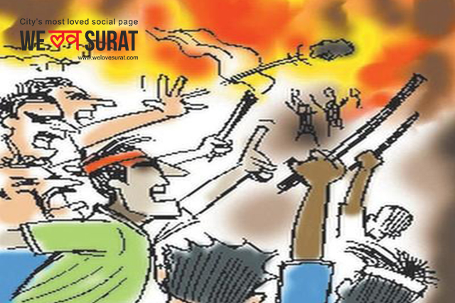 mob-attacks-police-team-in-varachha